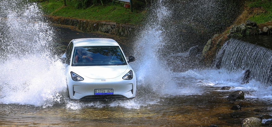 Mobil Listrik Saat Banjir