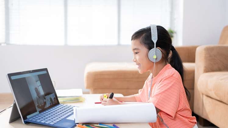 Perbandingan Metode Belajar Online Untuk Anak: Sinkron dan Asinkron